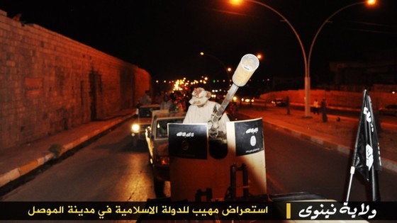 ISIS Detém Parade Com Capturado EUA Veículos militares Foto ISIS Holds Parade With Captured US Military Vehicles ISIS Mosul Parade 7 thumb 560x315 3340