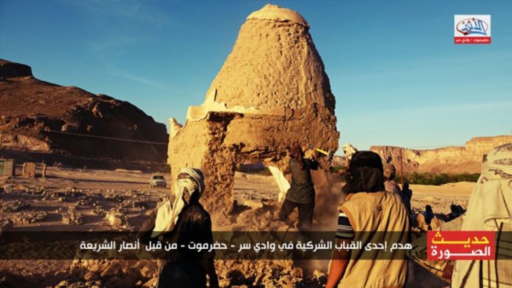 16-01-30 Ansar al Sharia destroys a polytheistic dome 1