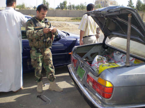 Fahkir%20with%20Car-bomb%20discovery.JPG