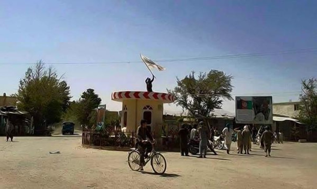 Taliban-fly-banner-Kunduz-Dasht-i-Archi