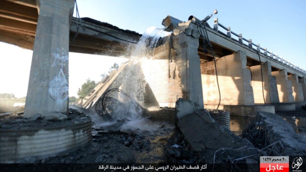 15-11-05 Russian airstrikes on Raqqa bridges 2