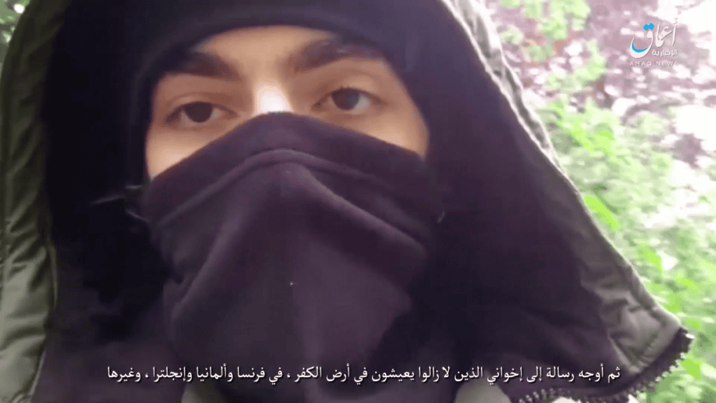 Los asaltantes en Tayikistán juraron lealtad a Baghdadi antes del ataque 18-05-13-Amaq-video-of-Paris-knife-terrorist-swearing-allegiance-to-Baghdadi-1024x577