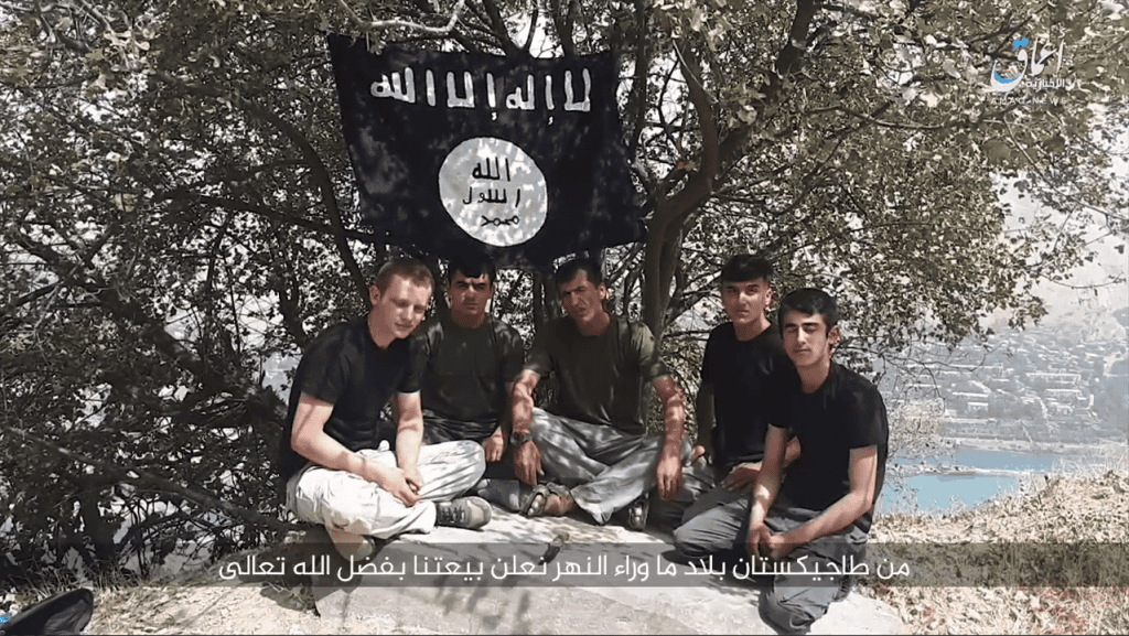 Los asaltantes en Tayikistán juraron lealtad a Baghdadi antes del ataque 18-07-31-Amaq-video-of-terrorists-in-Tajikistan-1024x577