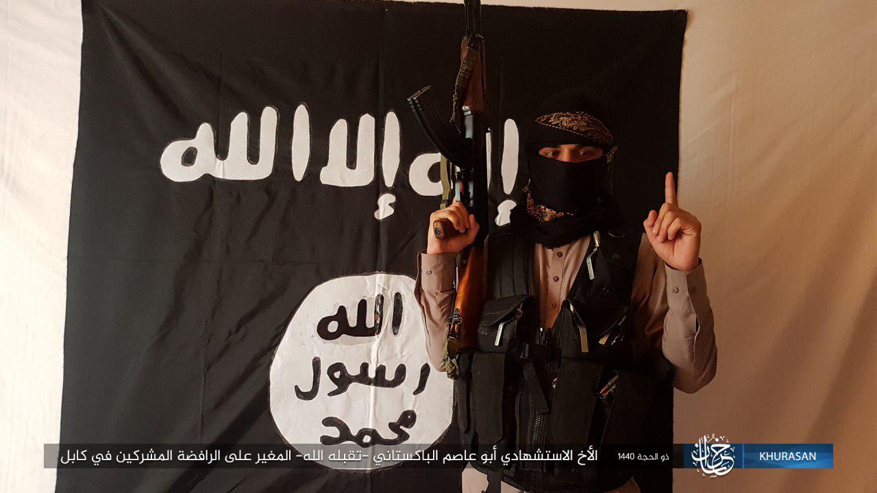 Террористы на фоне флага игил. Флаг ИГИЛ. Символ ИГИЛ. Флаг террористов ИГИЛ.
